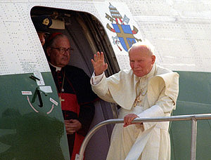 Papa no aeroporto do Gale�o