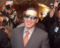 Kasparov posa para fotos com óculos 3D
