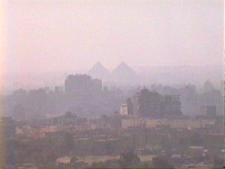 El Cairo, al fondo las pir�mides