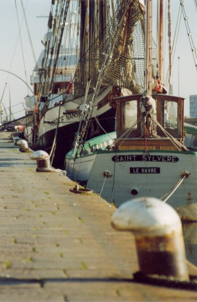 Deux voiliers dans le port de Cherbourg