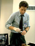 Mulder toma huellas digitales de la escena del crimen