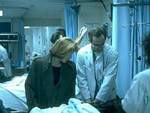 Scully ayuda a atender a los soldados heridos