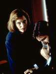 Scully auxilia a Mulder en el hotel