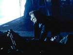 Scully asiste a Mulder, que fue baleado
