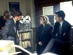 Byers le explica a Scully cómo el gobierno controla hasta la cantidad de dinero que uno lleva encima