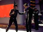 Mulder es detenido por personal militar