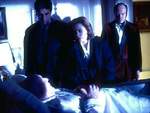 Mulder, Scully y Hartley observan impotentes el cad�ver de Vance