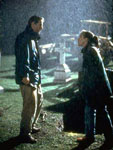 Mulder y Scully discuten teor�as bajo la lluvia