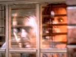 Scully se sorprende al ver a Duane Barry a punto de irrumpir en su departamento