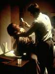 Mulder enfrenta a Barry para que le confiese si lastim� a Scully