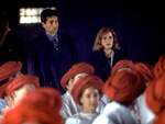 Mulder y Scully escuchan al l�der de la secta en la Iglesia del Museo Rojo