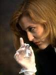 Scully huele un frasco misterioso que se encontraba en el portafolio del Dr. Larson