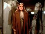 Scully no est� sola en el pasillo... y lo presiente