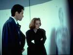 Mulder y Scully observan la sombra de Banton dentro del acelerador de partículas
