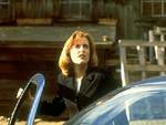 Scully se baja del auto y observa la Compa��a Minera Strughold