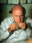Clyde Bruckman ayuda a los agentes analizando evidencia