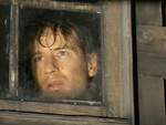 Mulder esp�a por una ventana el interior del galp�n