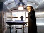 Scully llama por tel�fono a Mulder, mientras el 1er. Miembro del Sindicato la observa