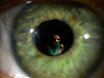 La criatura se refleja en el ojo de Mulder