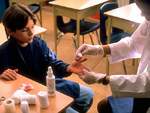 La enfermera de la escuela cura las heridas de Kevin