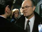 Patterson se enfrenta a Mulder. Scully y Nemhauser los miran