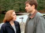 Mulder y Scully discuten teor�as junto al lago