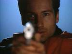 Mulder apunta en medio de la oscuridad, a la espera del monstruo del lago