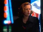 Desde la vereda del hotel, Scully no puede creer lo que est� viendo...