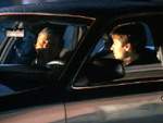 ... Mulder se encuentra en secreto con el Fumador, y los dos charlan amigablemente