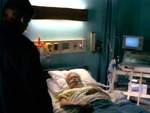 Mulder va a visitar a su madre al hospital