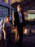 Mulder intenta proteger al clon de Samantha