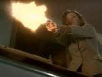 Scully recurre a su arma para detener a Schnauz