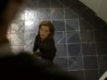 Mulder nota la estrella de cinco puntas a los pies de Scully