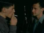 Todav�a ajeno a su destino, el joven Fumador le aclara a un amigo que no fuma