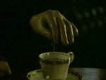 Krycek, con su nuevo brazo ortop�dico, felicita a Peskow