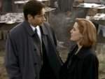 Mulder y Scully llevan a la escena del crimen