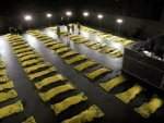 Mulder y Scully recorren el hangar donde fueron depositadas las v�ctimas del accidente