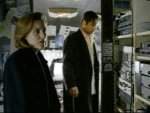 Scully y Mulder revisan la casa rodante de Max