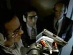 Mulder y Skinner presencian la prueba para determinar si el arma recobrada es la que se usó en el asesinato de Thomas