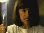 La enfermera Innes saca un escalpelo y se prepara a atacar a Scully