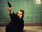 Scully le dispara a Innes