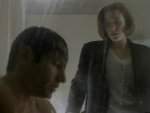 Scully encuentra a Mulder en la ba�era, tratando de recobrar algo de calor