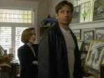 Scully y Mulder recorren la casa de los Cassandra, y notan las pinturas de la casita blanca