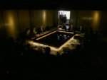 Scully ingresa a la sala donde deber� responder frente a sus superiores sobre su trabajo en los Expedientes X