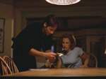 Mulder le muestra a Scully el papel que le sac� a Ostelhoff