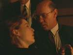 Scully se descompone en plena audiencia. Skinner la sostiene en sus brazos.