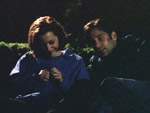 Scully y Mulder acampan durante la noche, perdidos en medio del bosque