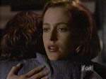 Scully y Maggie se abrazan