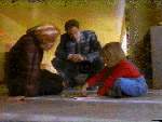 Mulder se acerca a conocer a Emily, mientras Scully la cuida en la Guarder�a