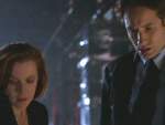 Scully y Mulder observan el cuerpo malherido de Linda Bowman